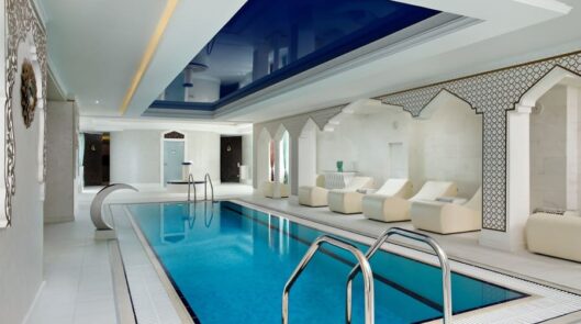 Бассейн с гидромассажем 10х2,7м