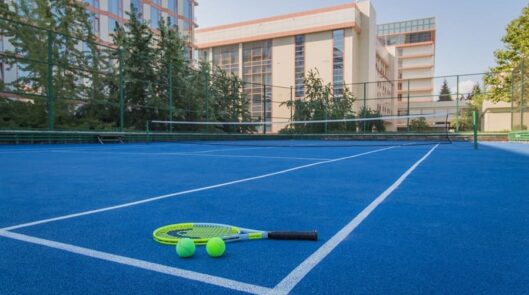 Теннисный корт